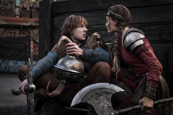 How To Train Your Dragon Live-Action Remake Image Sees Hiccup & Astrid Hiding In Training Arena
