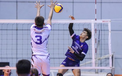 <p><strong>SPIKE.</strong> Kyle Angelo Villamor of D'Navigators Iloilo (No. 2) tries to score against Matthew Miguel of Chichi DHTSI Brotherhood (No. 3) in the opening game of the Spikers’ Turf Invitational Conference at the Ynares Sports Arena in Pasig on Wednesday (Oct. 16, 2024). D'Navigators Iloilo won, 21-25, 25-16, 25-17, 17-25, 15-6. <em>(PVL photo)</em></p>