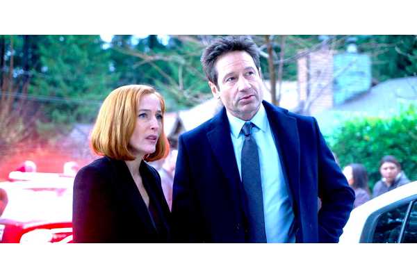 David Duchovny & Gillian Anderson Stage A Playfully Messy X-Files Reunion At An Awards Show (& Forget To Do Their Actual Job)
