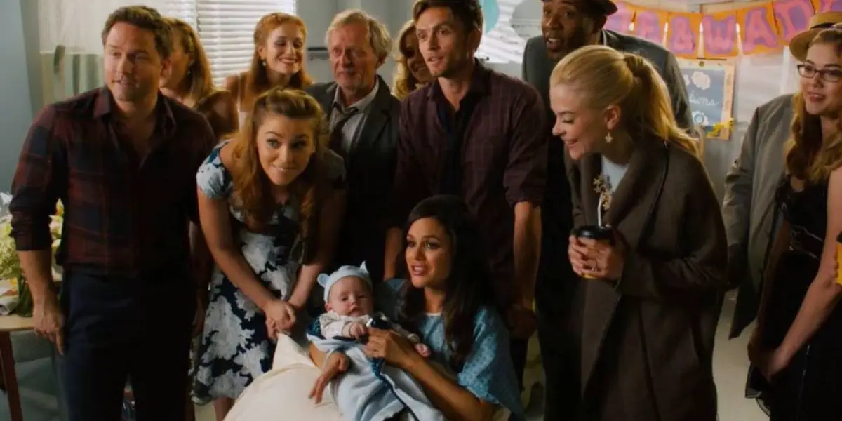 Zoe (Rachel Bilson) with her new baby surrounded by the people of Bluebell in Hart of Dixie.