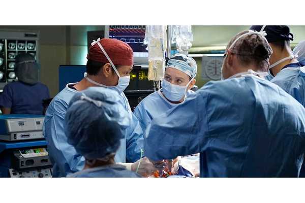 Pulse Trailer: Netflix Medical Drama Features Hurricanes, Illicit Romances, & Life-Or-Death Stakes