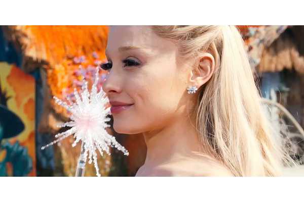 Glinda Might Not Be Able To Do Magic, But Don't Underestimate Her Power In Wicked 2