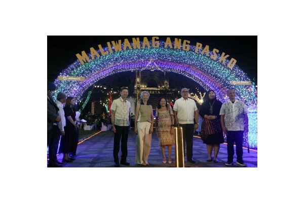 ‘Liwanag Park’ in Intramuros: Plaza Roma gets Christmas updo