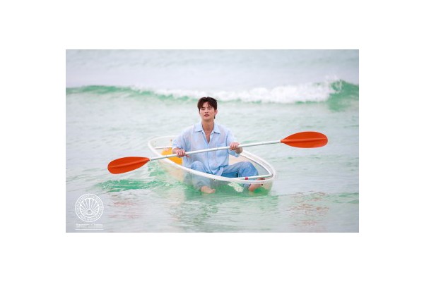 Tourism envoy Seo In-guk explores Boracay; tries golf, crystal kayak