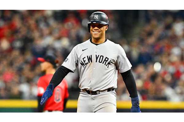Knicks center Karl-Anthony Towns gives Yankees superstar Juan Soto his flowers