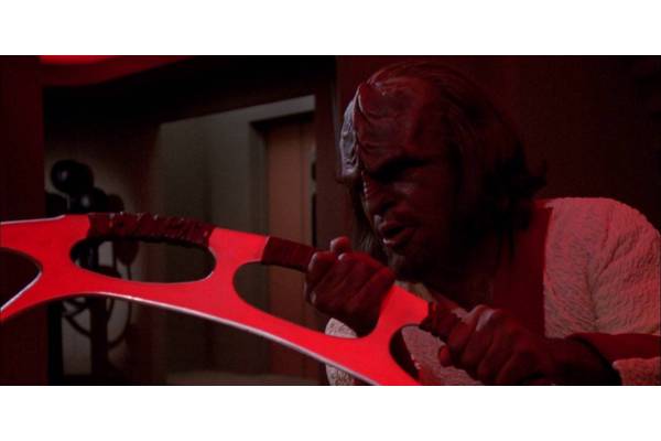 I’m Shocked Star Trek’s Most Famous Klingon Weapon Didn’t Appear Until TNG Season 4