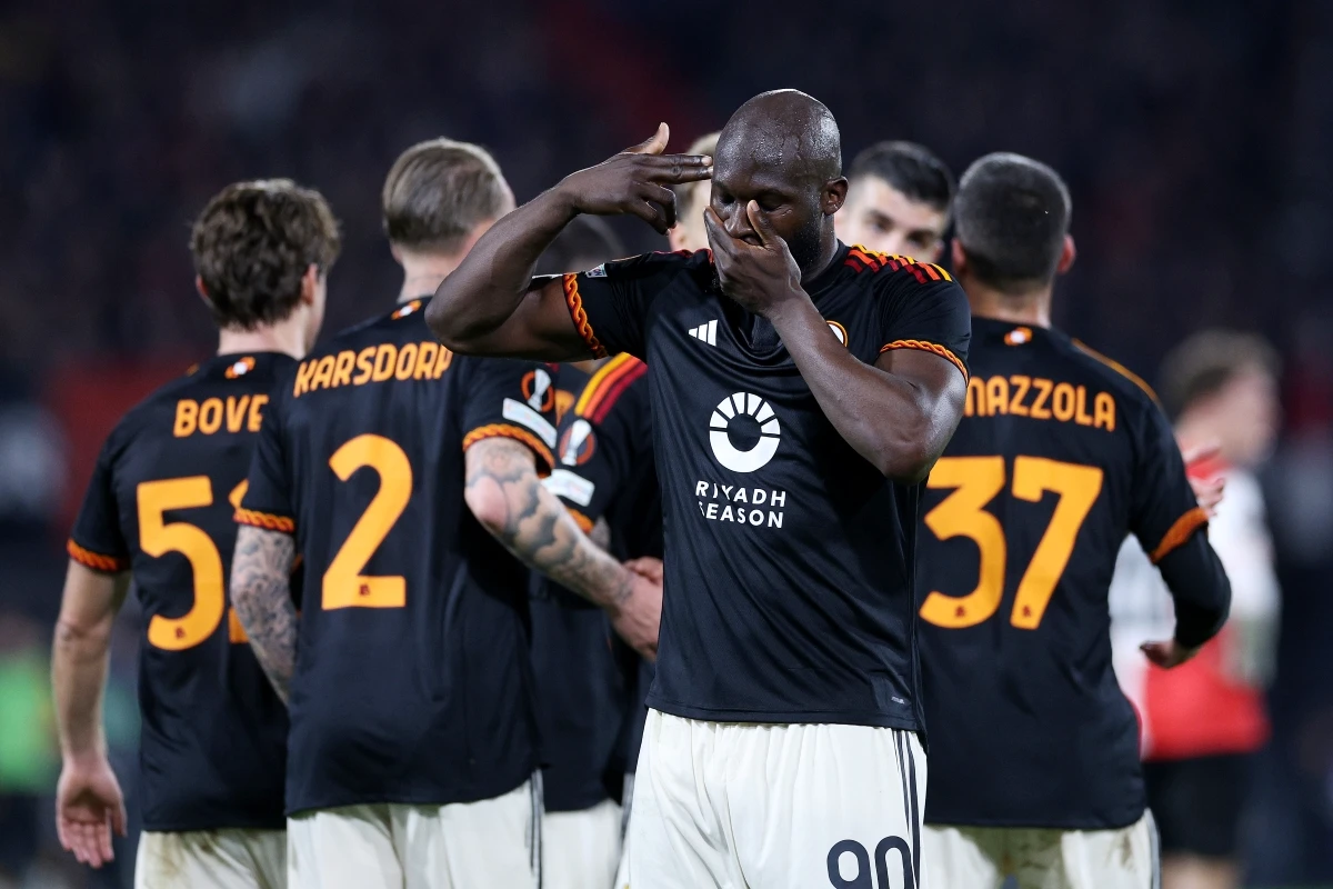 ROTTERDAM, NETHERLANDS - FEBRUARY 15: Romelu Lukaku of AS Roma celebrates scoring his team's first goal during the UEFA Europa League 2023/24 Playoff first leg match between Feyenoord and AS Roma at Feyenoord Stadium on February 15, 2024 in Rotterdam, Netherlands. (Photo by Dean Mouhtaropoulos/Getty Images)