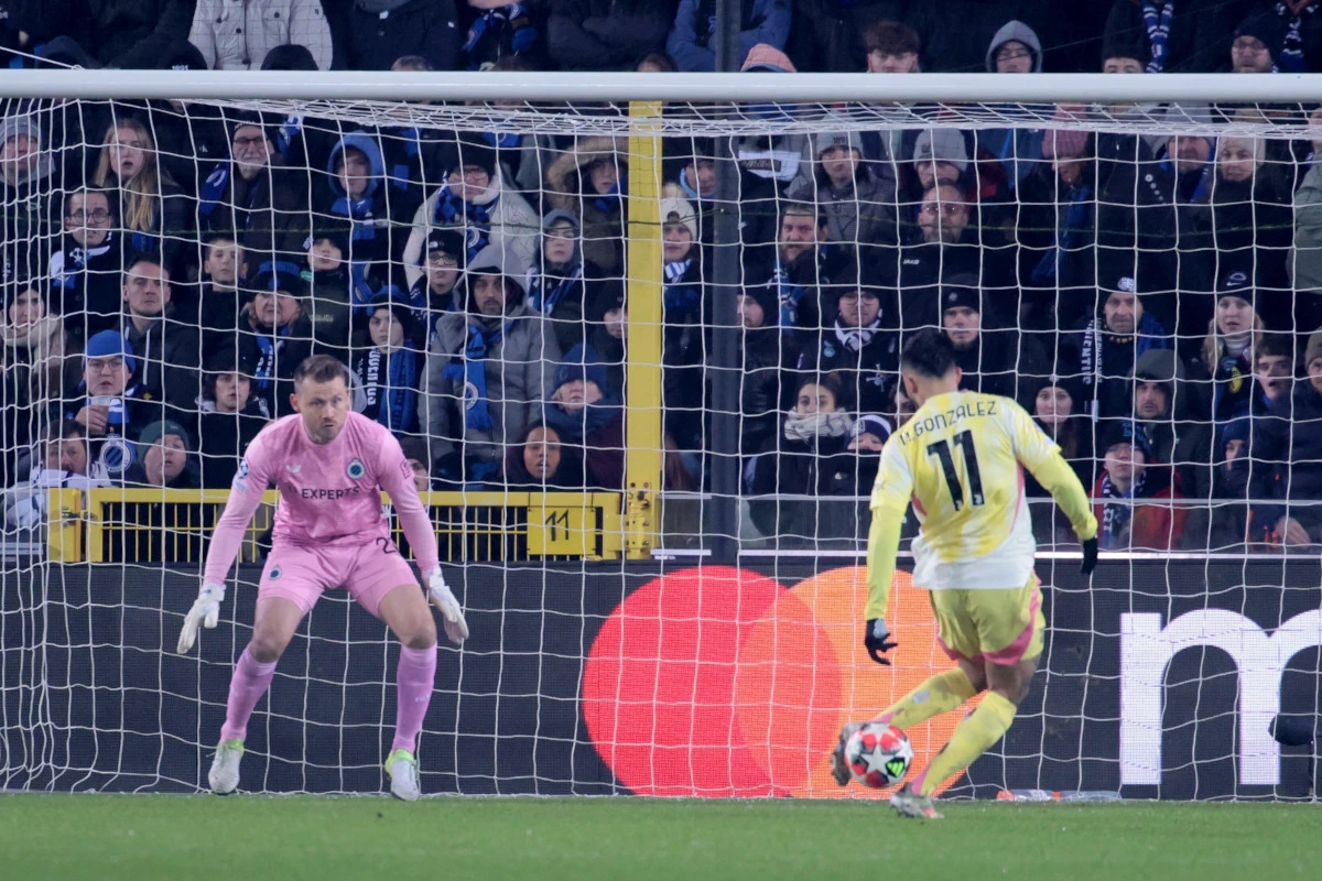 epa11843160 Nicolas Gonzalez (R) of Juve in action in front of goalkeeper Simon Mignolet of Brugge during the UEFA Champions League league phase match between Club Brugge KV and Juventus FC, in Bruges, Belgium, 21 January 2025. EPA-EFE/OLIVIER MATTHYS