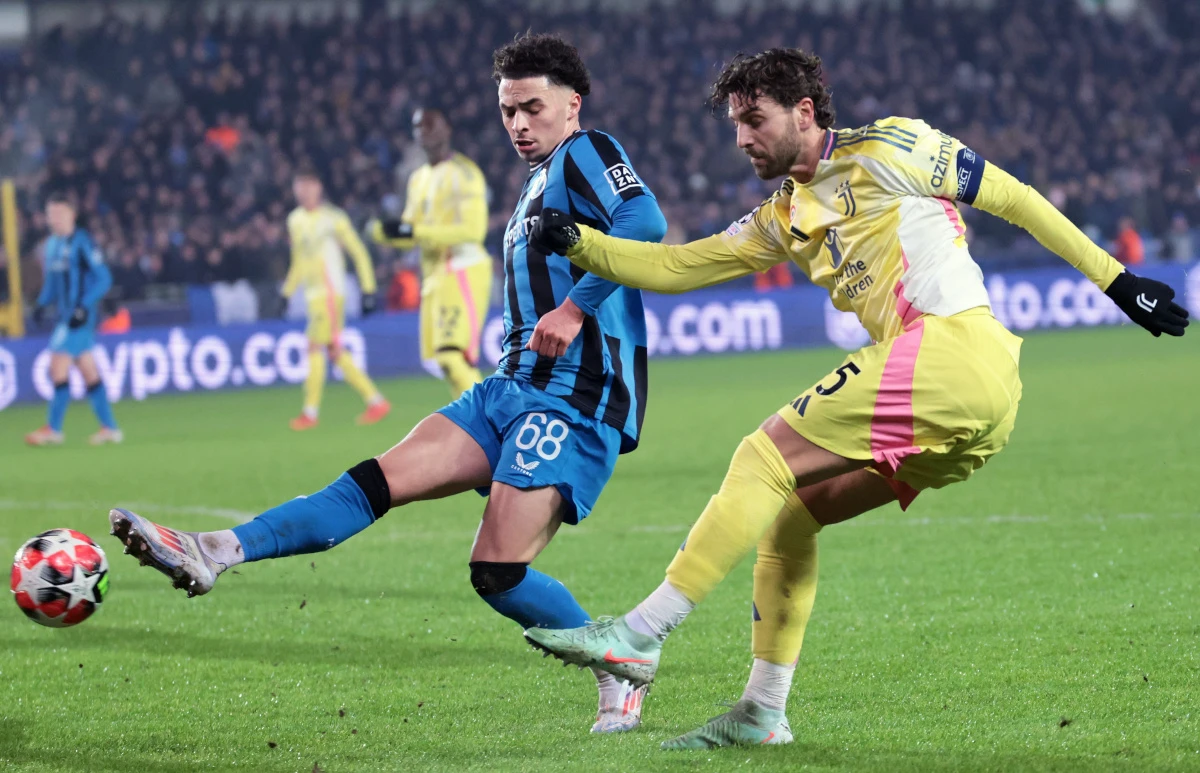 epa11843018 Chemsdine Talbi (L) of Brugge in action against Manuel Locatelli of Juve during the UEFA Champions League league phase match between Club Brugge KV and Juventus FC, in Bruges, Belgium, 21 January 2025. EPA-EFE/OLIVIER MATTHYS