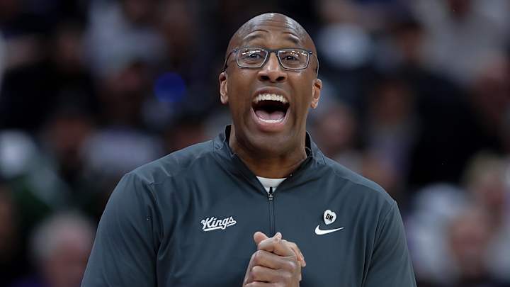 Apr 2, 2024; Sacramento, California, USA; Sacramento Kings head coach Mike Brown reacts to a call during the third quarter against the LA Clippers at Golden 1 Center. Mandatory Credit: Sergio Estrada-Imagn Images Apr 2, 2024; Sacramento, California, USA; Sacramento Kings head coach Mike Brown reacts to a call during the third quarter against the LA Clippers at Golden 1 Center. Mandatory Credit: Sergio Estrada-Imagn Images