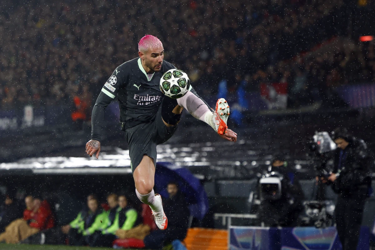 epa11891568 Theo Hernandez of AC Milan in action during the UEFA Champions League playoff first leg soccer match between Feyenoord and AC Milan, in Rotterdam, the Netherlands, 12 February 2025. EPA-EFE/SEM VAN DER WAL