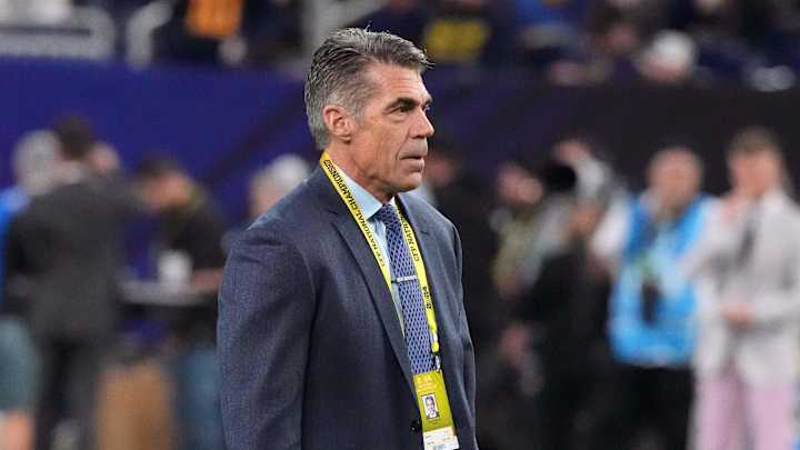 Jan 8, 2024; Houston, TX, USA; ESPN host Chris Fowler walks on the field bfore the 2024 College Jan 8, 2024; Houston, TX, USA; ESPN host Chris Fowler walks on the field bfore the 2024 College