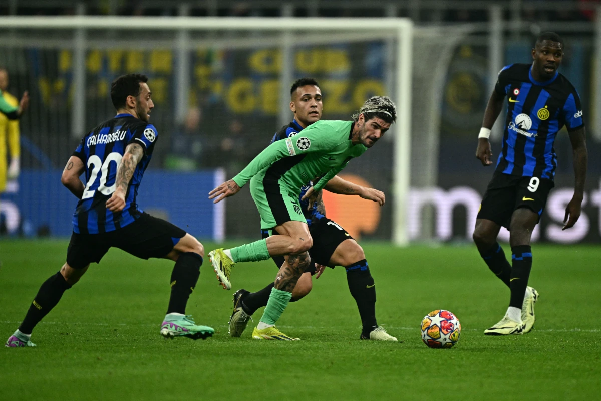 Atletico Madrid midfielder #05 Rodrigo De Paul (C) fights for the ball with Inter Milan midfielder #20 Hakan Calhanoglu, Inter Milan's Argentine forward #10 Lautaro Martinez and Inter Milan's French forward #09 Marcus Thuram during the UEFA Champions League last 16 first leg football match Inter Milan vs Atletico Madrid at the San Siro stadium in Milan on February 20, 2024. (Photo by GABRIEL BOUYS / AFP) (Photo by GABRIEL BOUYS/AFP via Getty Images)