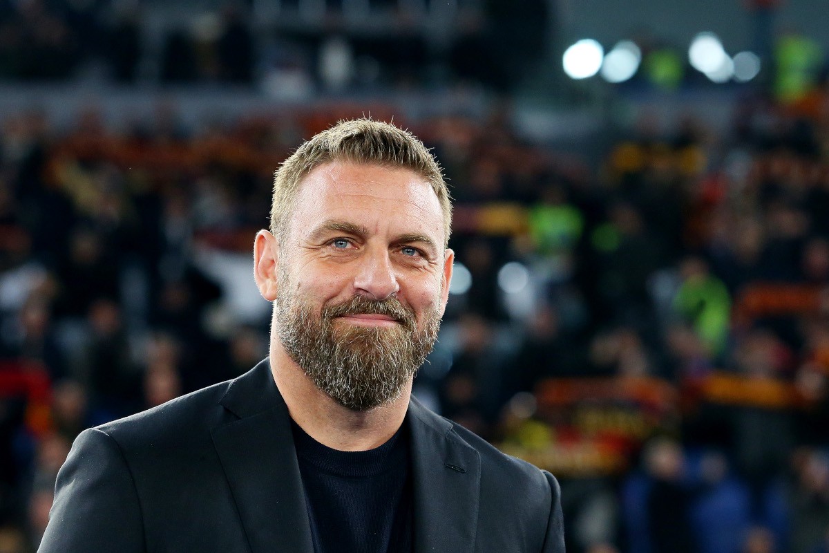 ROME, ITALY - FEBRUARY 05: Daniele De Rossi, Head Coach of AS Roma, looks on prior to the Serie A TIM match between AS Roma and Cagliari - Serie A TIM at Stadio Olimpico on February 05, 2024 in Rome, Italy. (Photo by Paolo Bruno/Getty Images)