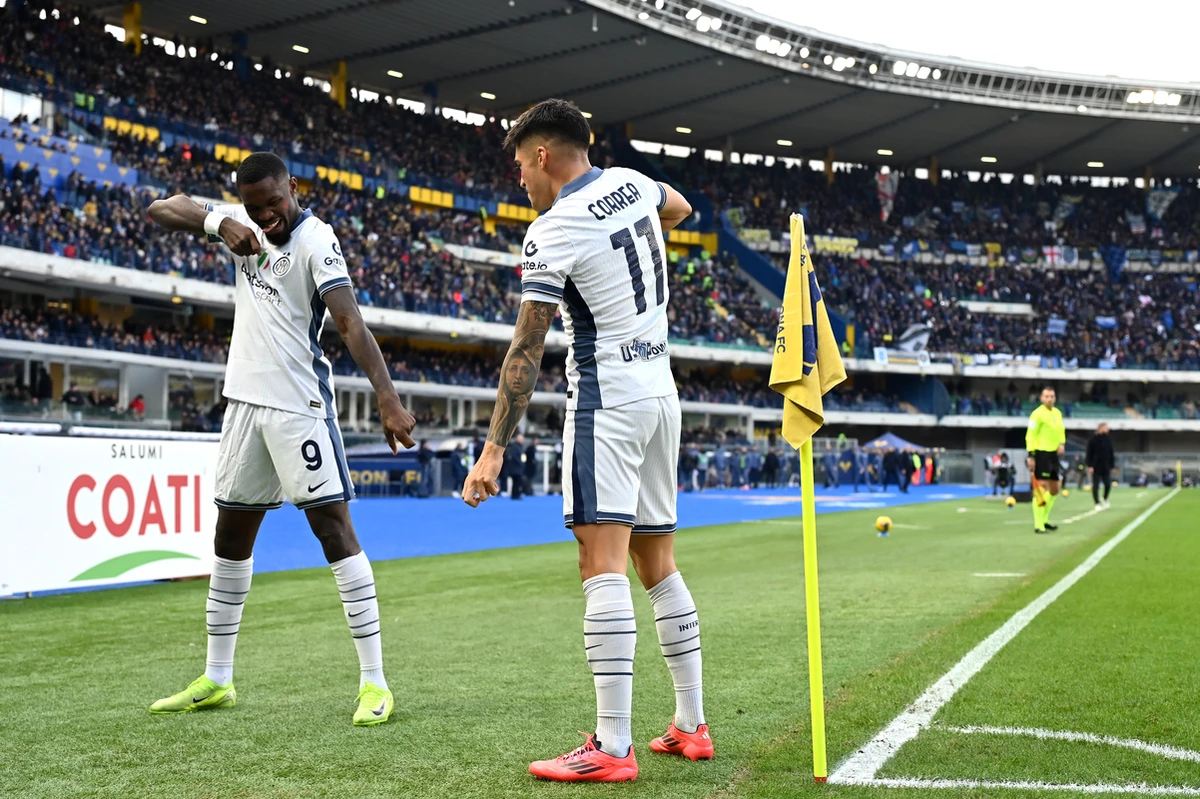 Joaquin Correa of FC Internazionale celebrates scoring his team's first goal with team mate Marcus Thuram of FC Internazionale during the Serie A match between Verona and FC Internazionale at Stadio Marcantonio Bentegodi on November 23, 2024 in Verona, Italy. (Photo by Alessandro Sabattini/Getty Images)