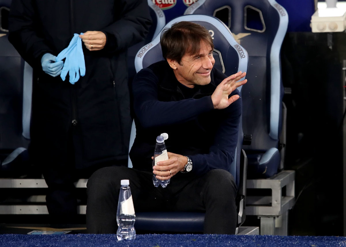 Antonio Conte, Head Coach of Napoli, shows appreciation to the fans prior to the Coppa Italia match between SS Lazio and Napoli at Stadio Olimpico on December 05, 2024 in Rome, Italy. (Photo by Paolo Bruno/Getty Images)