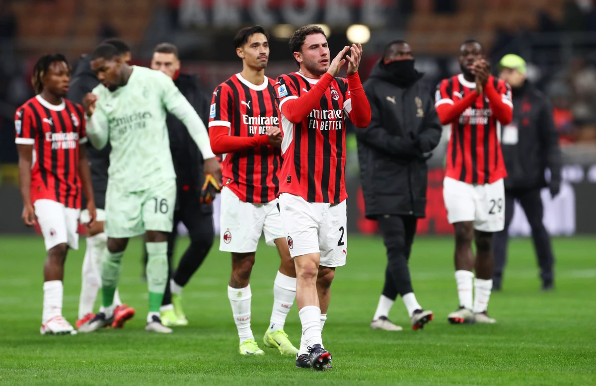 Davide Calabria and team mates of AC Milan applaud the fans followi the Serie A match between AC Milan and Juventus at Stadio Giuseppe Meazza on November 23, 2024 in Milan, Italy. (Photo by Marco Luzzani/Getty Images)