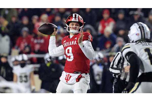 Canuck U: Rourke vs. Notre Dame, 6 Canadians in FCS semis and 2 win bowl games this weekend
