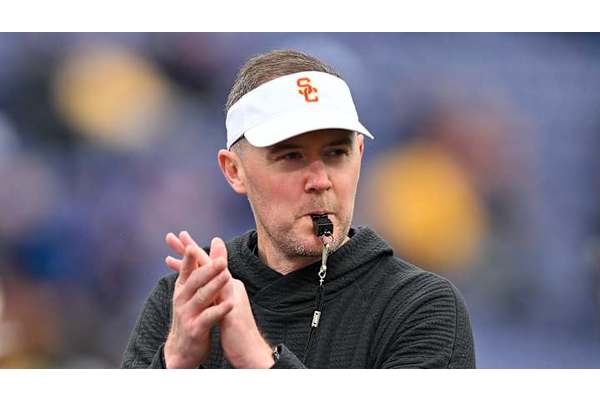USC fans quickly losing patience with Lincoln Riley
