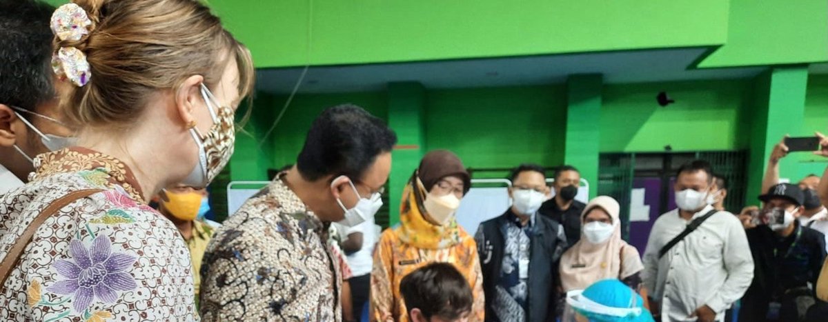 The Governor of DKI Jakarta together with UNHCR Indonesia Representative and members of KADIN (Indonesia Chambers of Commerce and Industry) observe a young refugee being vaccinated. The Governor of DKI Jakarta together with UNHCR Indonesia Representative and members of KADIN (Indonesia Chambers of Commerce and Industry) observe a young refugee being vaccinated.