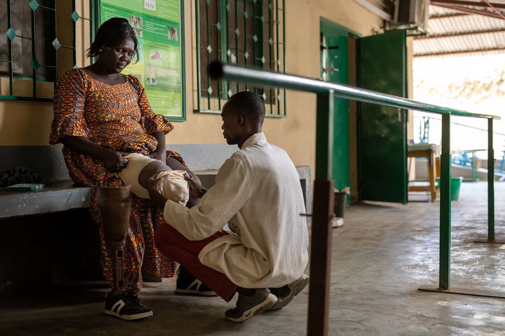 A 33-year old landmine survivor tries on a new prosthesis at the fitting and rehabilitation centre in Kabalaye, Chad. (file) A 33-year old landmine survivor tries on a new prosthesis at the fitting and rehabilitation centre in Kabalaye, Chad. (file)