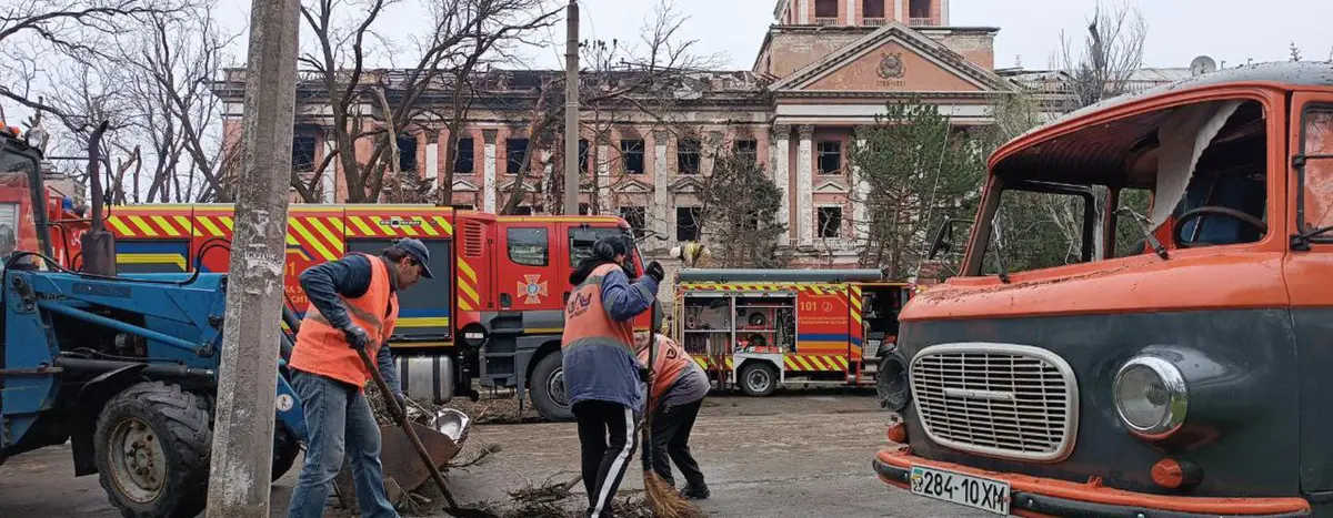 Municipal workers clear up the remnants of shelling in Mykolaiv. Municipal workers clear up the remnants of shelling in Mykolaiv.