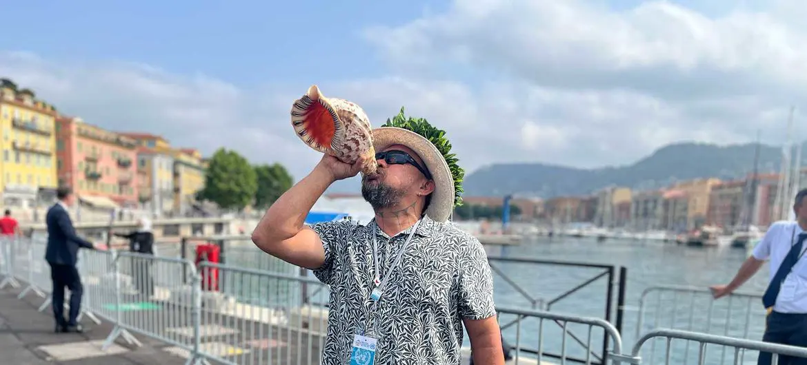 Ludovic Burns Tuki marked the start of the summit by blowing a pu, a traditional conch shell