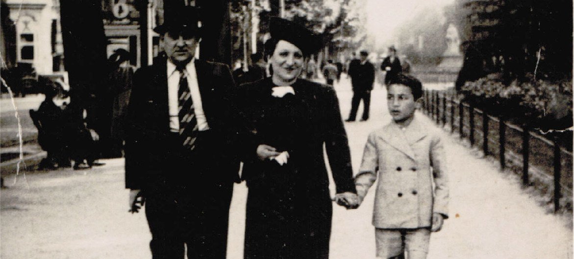 Simon Gronowski as a young boy in 1940 with his mother and father walking along Avenue Louise in Brussels, Belgium. Simon Gronowski as a young boy in 1940 with his mother and father walking along Avenue Louise in Brussels, Belgium.