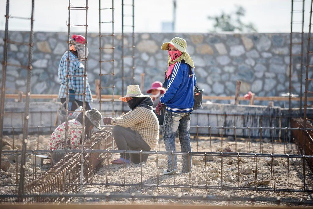 Often overworked and undervalued, women migrants are the backbone of both their host and home communities – sustaining economies through remittances, entrepreneurship and resilience. (file photo)