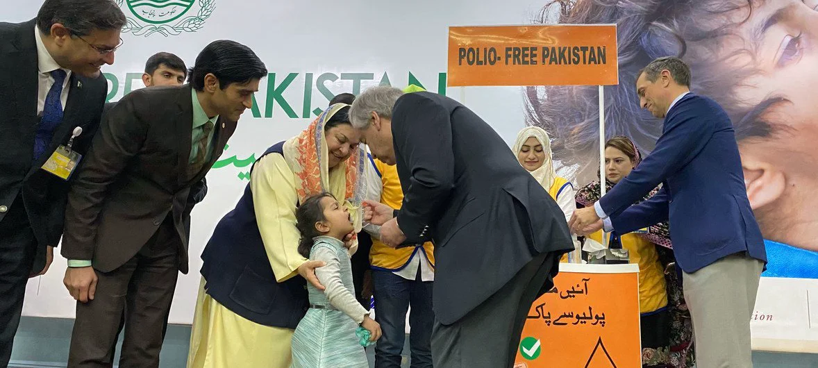 UN Secretary-General António Guterres administers the polio vaccine to a kindergarten student on his visit to Lahore, Pakistan, as part of a nationwide vaccination campaign.