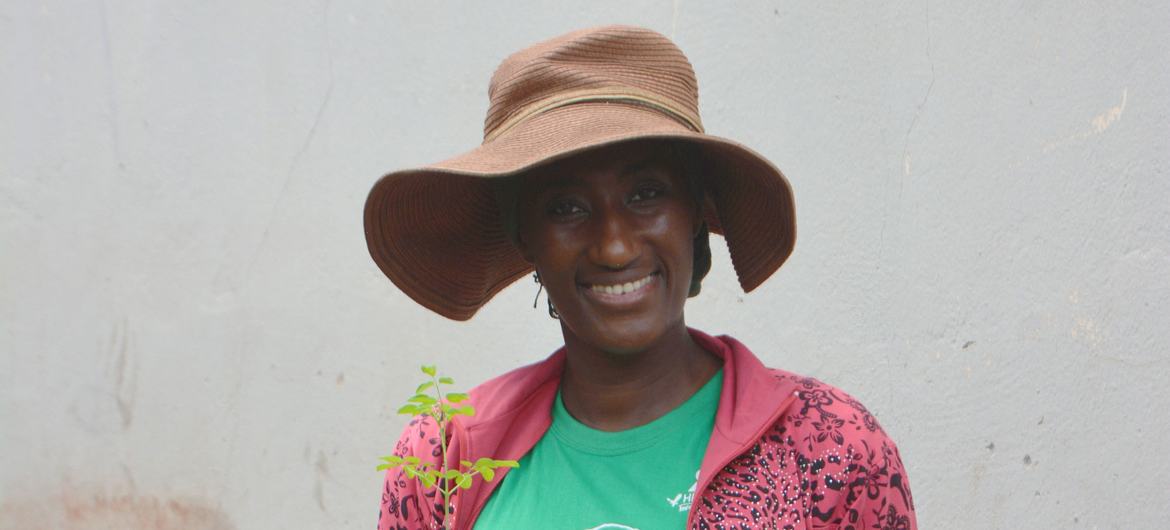 Rokiatou Traoré shows a moringa seedling. Rokiatou Traoré shows a moringa seedling.