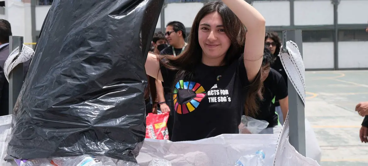 UAEM university students in Mexico, rounding up plastic waste.