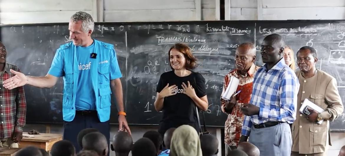 UNICEF's Helena Murseli (centre) meets children in a classroom in the DR Congo. UNICEF's Helena Murseli (centre) meets children in a classroom in the DR Congo.
