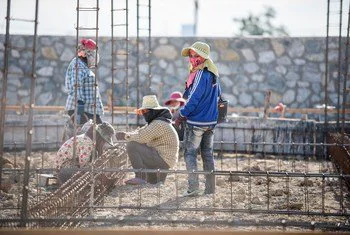 Often overworked and undervalued, women migrants are the backbone of both their host and home communities – sustaining economies through remittances, entrepreneurship and resilience. (file photo)