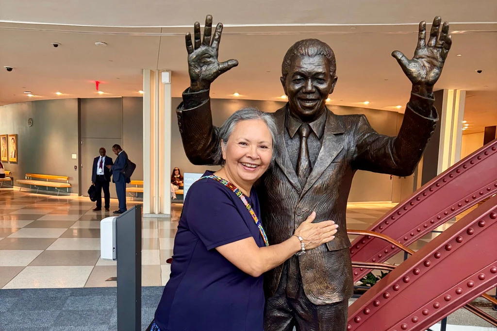 Brenda Reynolds, a recipient of the 2025 United Nations Nelson Rolihlahla Mandela Prize, poses with a statue of the late South African President at UN Headquarters in New York. Brenda Reynolds, a recipient of the 2025 United Nations Nelson Rolihlahla Mandela Prize, poses with a statue of the late South African President at UN Headquarters in New York.