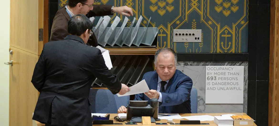 In 2017, before the COVID-19 pandemic lockdowns, delegates collected documents from a conference officer in the Security Council Chamber. (file) In 2017, before the COVID-19 pandemic lockdowns, delegates collected documents from a conference officer in the Security Council Chamber. (file)