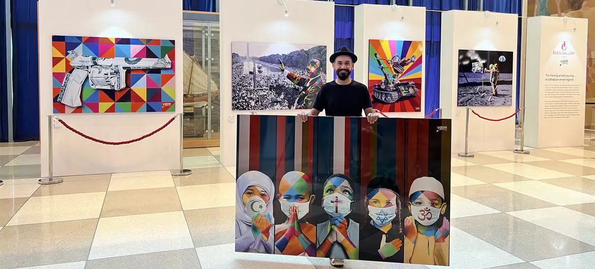 Eduardo Kobra together with some of his work at a 2022 exhibition at UN Headquarters. Eduardo Kobra together with some of his work at a 2022 exhibition at UN Headquarters.