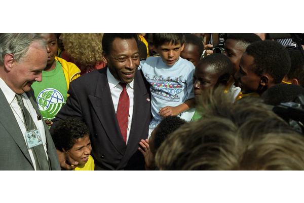 UNESCO ‘deeply saddened’ over death of football legend, Pelé | UN News