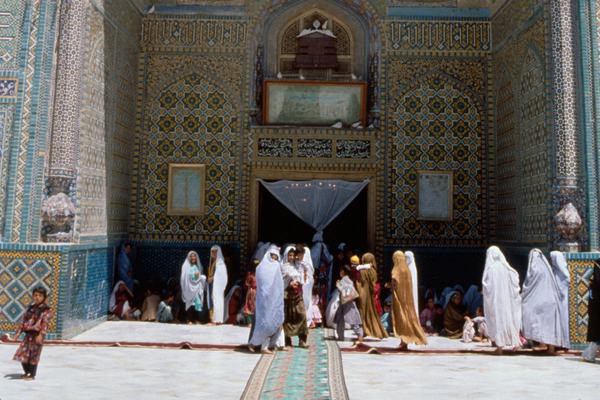 Afghanistan: Taliban orders women to stay home; cover up in public | UN News