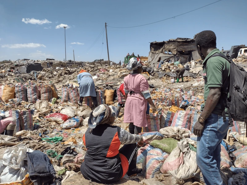 women on nairobi landfill