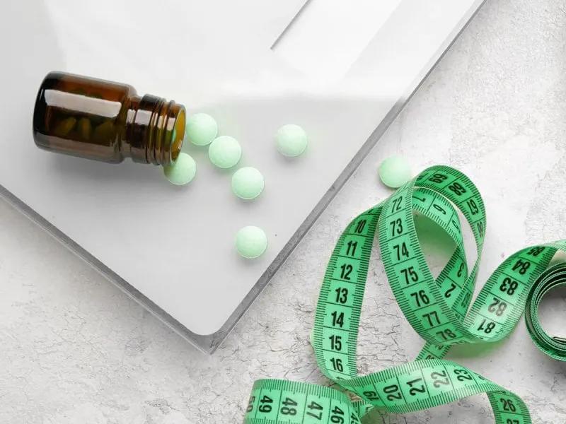 Pills-bottle-scale-and-measuring-tape