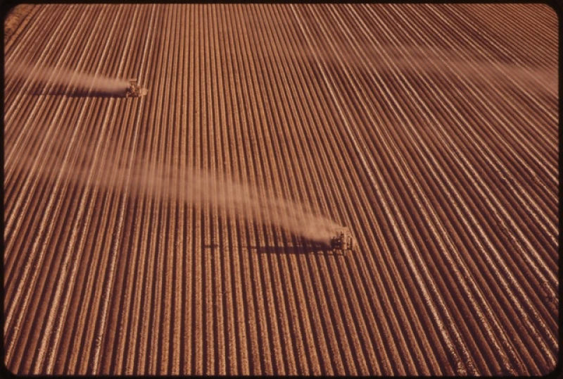 Fertilizing fields is a costly, sometimes wasteful process. A tablespoon of microbial powder could treat 5 acres of corn. Credit: EPA via CC0-1.0