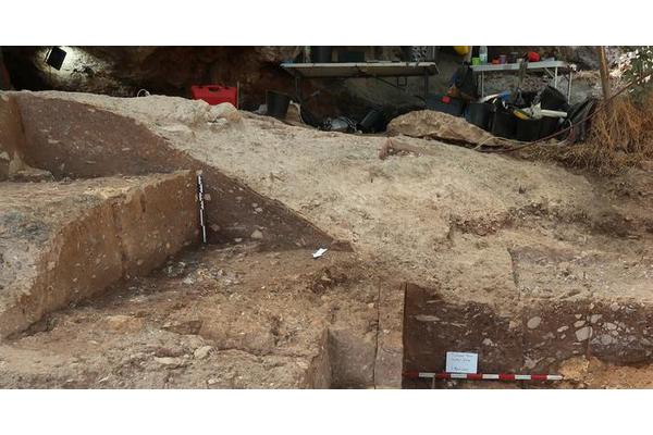 Exploring Early Interactions: Neanderthal and Homo Sapiens Burials in the Mid-Middle Palaeolithic Levant