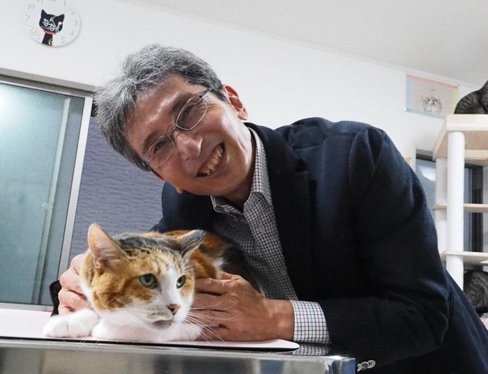 Professor Hiroyuki Sasaki with a calico cat
