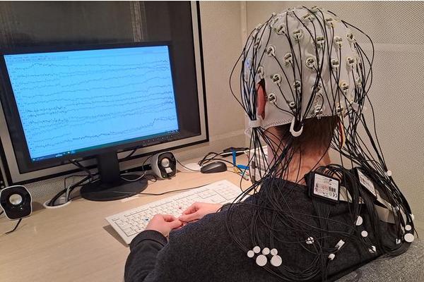How Brain Rhythms Synchronize to Boost Intelligence