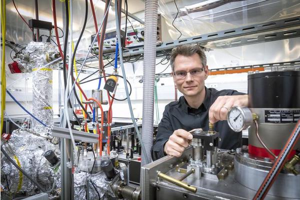 Physicists at TU Graz Capture Real-Time Energy Flow During Chemical Bond Formation