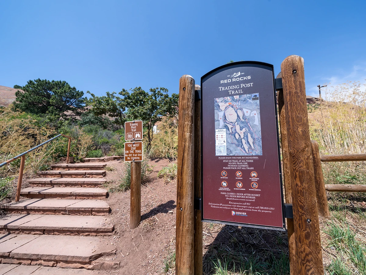 Trailhead sign for Trading Post Trail