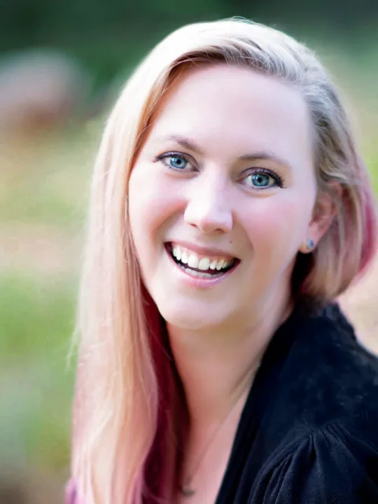 Portrait of author Rebecca Yarros