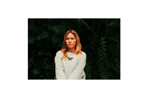 Carolyn Hunter’s  Is a Synth-Pop Dreamscape