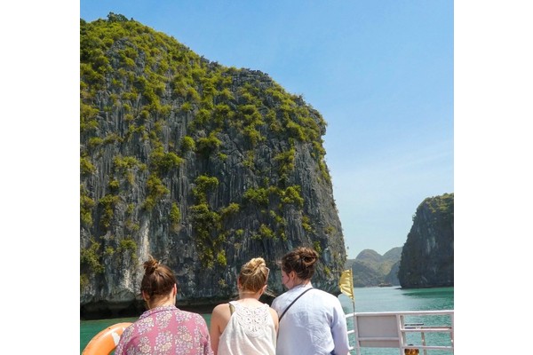 How To Meet People While Travelling Solo